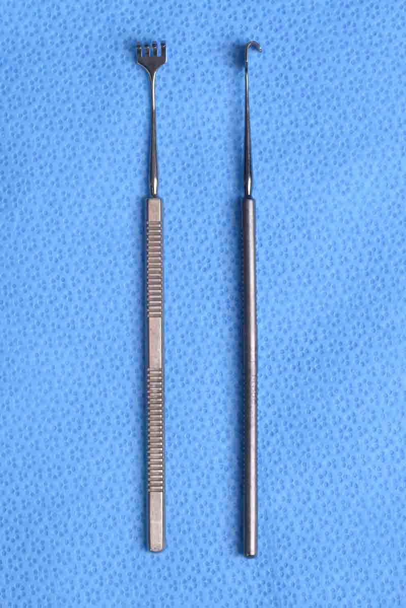 This retractor resembles a small rake with its four wide, blunt prongs. It is helpful in tight spaces such as the medial canthus/lacrimal sac. Examples of its use include when removing the medial fat pad during blepharoplasty and when performing transcaruncular dissection. 